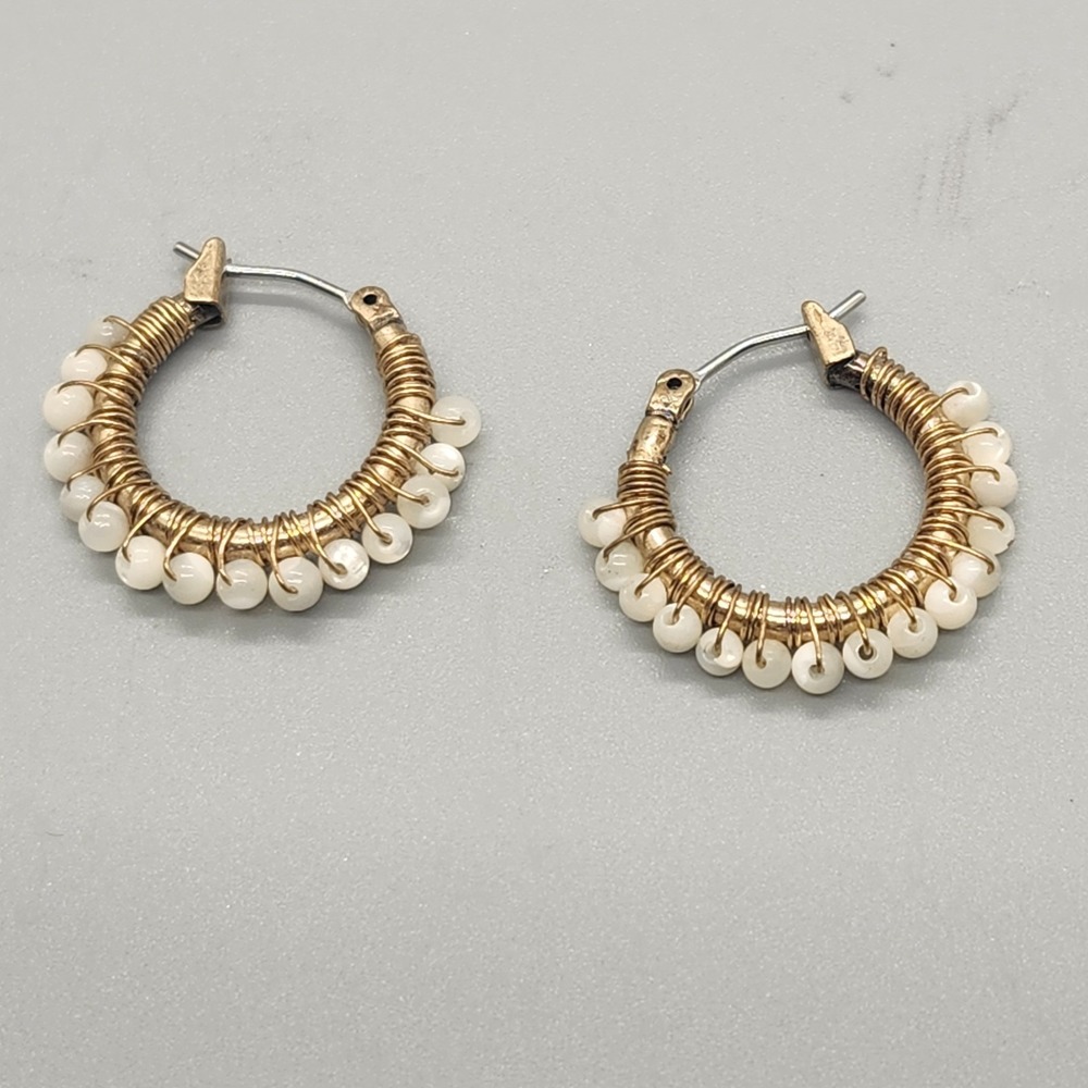 Vintage‎ White Faux Pearl Gold Tone Hoop Earrings - Picture 2 of 2
